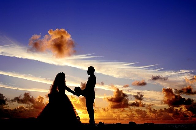 novomanželé u západu slunce